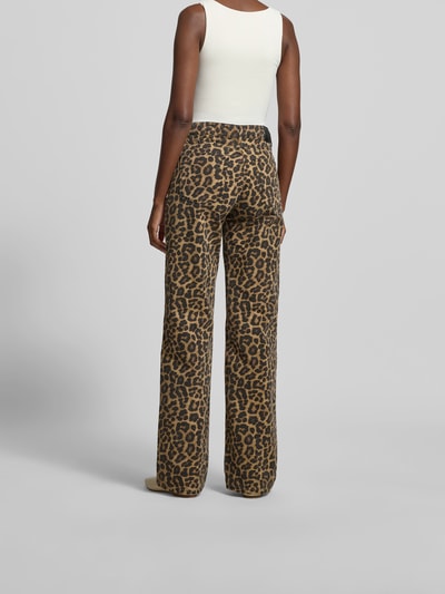 Frauenmodel trägt Relaxed Fit Jeans aus reiner Baumwolle von Anine Bing mit Leopardenmuster und 5-Pocket-Design, Ganzkörperansicht Rückansicht.
