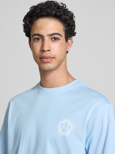 Männermodel trägt Regular Fit T-Shirt aus reiner Baumwolle von Only & Sons, Optik: Unifarben, Rundhals, Kurzarm, Nahaufnahme Oberkörper.