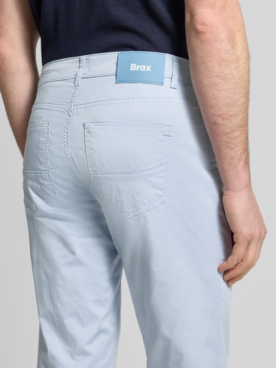Mannenmodel draagt Hose met structuurpatroon model 'Cadiz' van Brax in lichtblauw, mix van katoen en elastaan, regular fit, steekzakken, bandwijdte 46 cm, binnenbeenlengte 83 cm, detailopname achterkant.