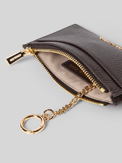 Produktfoto, Kartenetui aus echtem Leder von MICHAEL Michael Kors in Dunkelbraun mit Strukturmuster, Reißverschluss, goldfarbenen Details, Kartenfächern