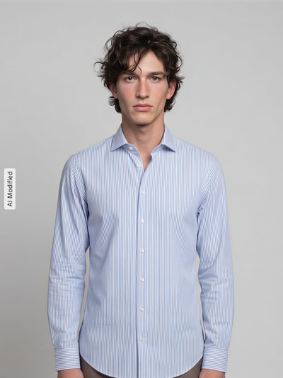 Männermodel trägt Slim Fit Business-Hemd mit Kentkragen von Jake*s, reine Baumwolle, hellblau mit feinen Streifen, Ganzkörperansicht von vorne.