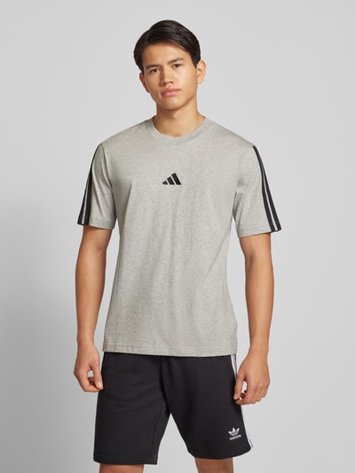 ADIDAS SPORTSWEAR T-Shirt mit Logo-Stitching Hellgrau 4