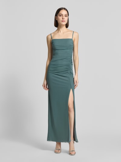 Frauenmodel trägt Slim Fit Abendkleid mit Raffungen von Jake*s Cocktail, Elastischer-Material-Mix, Reißverschluss, Spaghettiträger, Ganzkörperansicht von vorne.