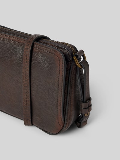 Produktfoto, Handtasche aus Leder mit Schulterriemen Modell 'CLARICE II' von LIEBESKIND BERLIN, Struktur-Leder, dunkelbraun, Detailaufnahme, Hauptfach mit Reißverschluss, verstellbarer Schulterriemen, Logo vorn, Maße: 27x15x7 cm, Schulterriemen 127 cm
