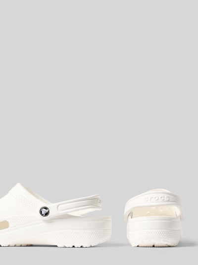 Produktfoto, witte Clogs met Label-Detail van Crocs, afgeronde punt, comfortmodel, verstelbaar riempje, hakhoogte maat 43/44: 5 cm