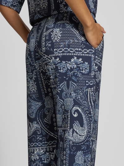 Frauenmodel trägt Regular Fit Hose aus Viskose-Mix von Christian Berg Woman mit Allover-Paisley-Print, elastischem Bund, Nahaufnahme Hüfte.