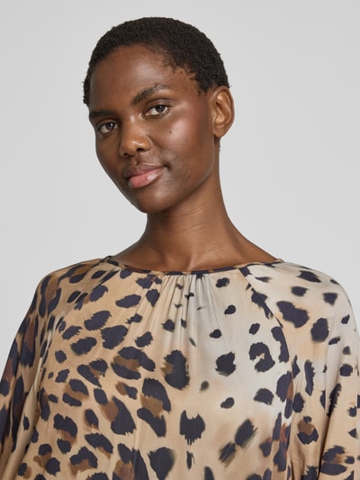 Frauenmodel trägt Relaxed Fit Bluse aus reiner Viskose von Smith and Soul mit Allover-Animal-Print, U-Boot-Ausschnitt, Nahaufnahme Oberkörper.