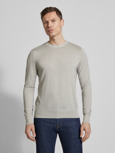 Männermodel trägt Strickpullover aus reiner Schurwolle von GRAN SASSO in Hellgrau, körpernah geschnitten, Rundhalsausschnitt, Ganzkörperansicht von vorne.