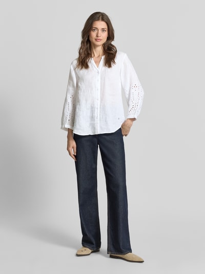 Vrouwenmodel draagt Regular Fit Hemdbluse aus reinem Leinen Modell 'VELIA' van Brax, look: effen, ajourwerk, tuniekkraag, gevlamd garen, lange mouw, V-hals, knoopsluiting, materiaal: linnen, Ganzkörperansicht van voren