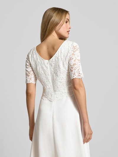Vrouwenmodel draagt Cocktailjurk met Kant en Ronde hals van Vera Mont, wit, Chiffon, A-lijn, knielengte, 1/2-mouwen, Ganzkörperansicht Rückansicht.