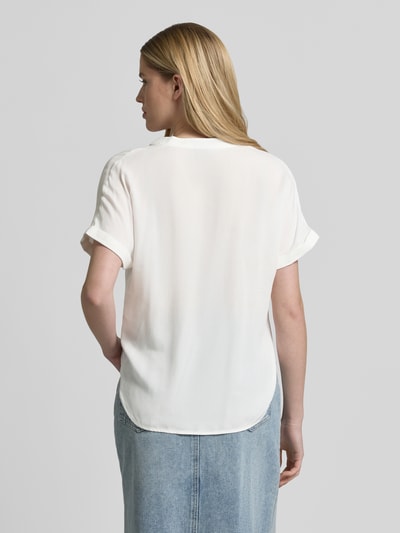 Frauenmodel trägt Relaxed Fit Blusenshirt aus reiner Viskose Modell 'BEAUTY' von Vero Moda, unifarben, kurzarm, abgerundeter Saum, Ganzkörperansicht Rückansicht.