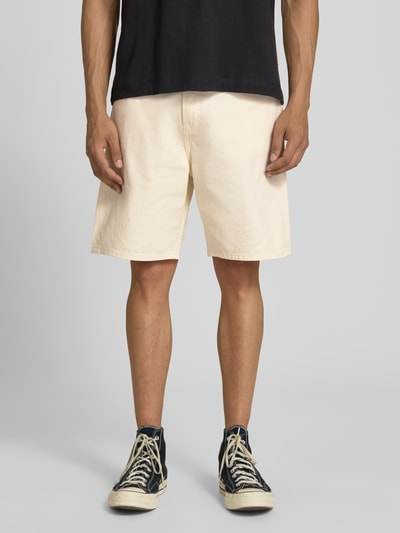 Männermodel trägt Bermudas im 5-Pocket-Design Modell 'TONY ORIGINAL' von Jack & Jones aus reiner Baumwolle, Straight Fit, Ganzkörperansicht von vorne.