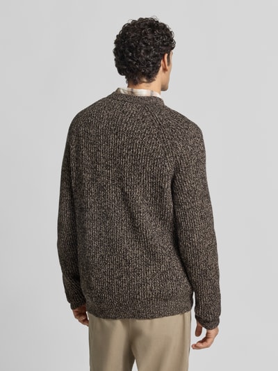 Männermodel trägt Strickpullover in melierter Optik von Christian Berg Men in Braun und Beige, lockere Passform, Ganzkörperansicht Rückansicht.