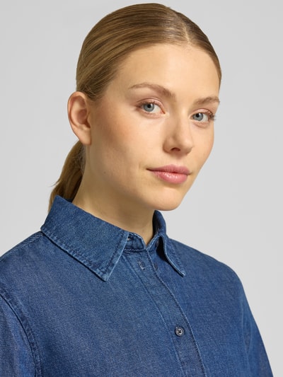 Modelka kobieca nosi Regular Fit Jeanshemd aus Baumwoll-Lyocell-Mix Modell 'AURELAA' od Armedangels, denim, zbliżenie górnej części ciała