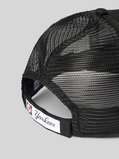 Produktfoto, czarna czapka z daszkiem Trucker Cap mit Stitching Modell 'HOMEFIELD 9FORTY®' von New Era z siateczkowym tyłem z bawełny, haft, daszek usztywniony