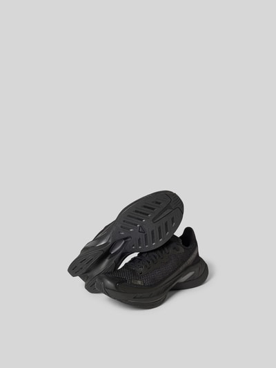 Produktfoto, Sneaker mit Schnürverschluss von MM6 Maison Margiela in Schwarz mit Label-Print und strukturierter, abgerundeter Sohle.