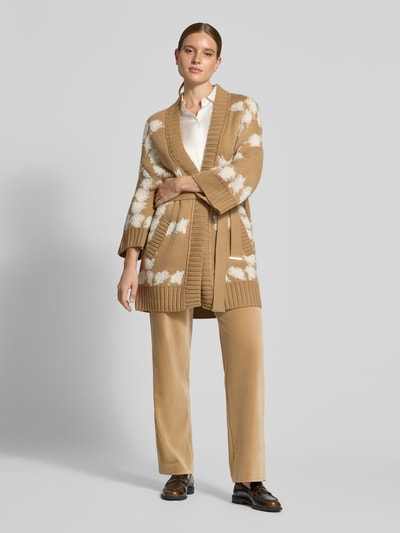 Vrouwenmodel draagt Wide Leg pantalon van katoenmix model 'WUKARI' van Marc Cain in beige tinten, Dames pantalon, geheel vooraanzicht.