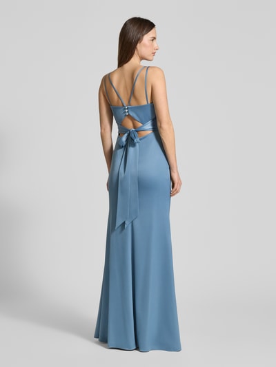 Frauenmodel trägt Regular Fit Abendkleid mit Zierschleife von Luxuar in blauem Satin mit gelegten Falten, Spaghettiträgern, Gehschlitz, taillierter Passform, Ziersteinbesatz und Rücken-Cut-Out, Ganzkörperansicht Rückansicht.