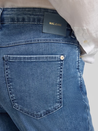 Frauenmodel trägt Cropped Jeans mit Eingrifftaschen Modell 'Dream' von MAC, Baumwoll-Elasthan-Mix, Nahaufnahme Rückansicht, Damen Jeans.