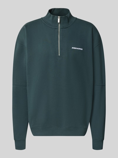 Produktfoto, Relaxed Fit Sweatshirt aus Baumwoll-Mix von PEGADOR in Dunkelgrün mit Troyer-Kragen, Logo-Stickerei und Ziernähten, gerippte Abschlüsse, überschnittene Schultern, Langarm, Vorderansicht
