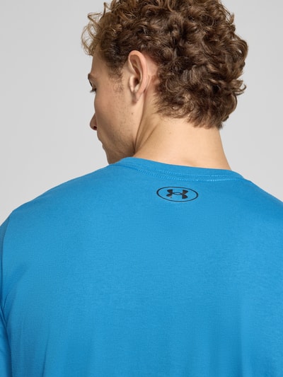 Männermodel trägt Regular Fit Sport-T-Shirt aus Baumwoll-Mix von Under Armour in kräftigem Blau, Nahaufnahme Oberkörper, Herren Sport-T-Shirt von Under Armour.