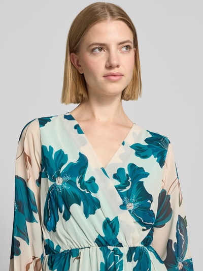 Frauenmodel trägt Knielanges Kleid im Allover-Look Modell 'Ja44milaa' von ZABAIONE in Blau- und Beigetönen, Chiffon, V-Ausschnitt, Nahaufnahme Oberkörper.