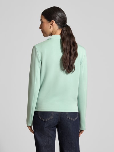 Vrouwenmodel draagt Sweatblazer met Taschen und Revers van Christian Berg Woman in lichtgroen, regular fit, materiaal-mix met modal, met zakken en reverskraag, knoopsluiting. Volledige lichaam achteraanzicht.
