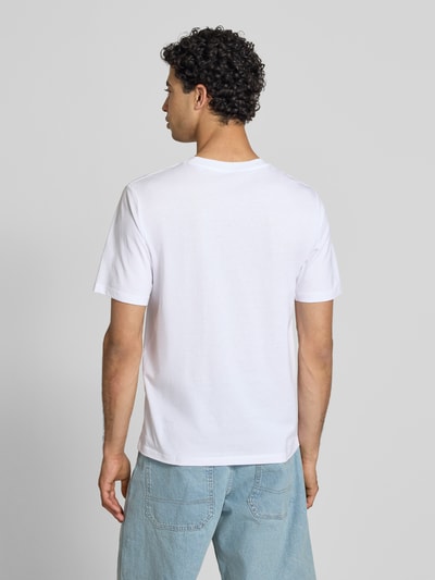Männermodel trägt weißes Herren T-Shirt von Jack & Jones aus reiner Baumwolle, Regular-Fit, Modell 'Eres', Ganzkörperansicht Rückansicht.