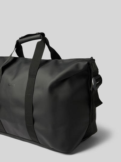 Produktfoto, zwarte Rains weekendtas van gecoat materiaal met logodetail, hoofdvak met ritssluiting, afneembare schouderband, Model 'Hilo', breedte 64 cm, lengte 40 cm, diepte 24 cm, schouderbandlengte 84 cm