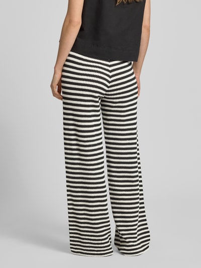 Frauenmodel trägt Wide Fit Stoffhose in Strick-Optik Modell 'Lorianna' von ICHI im Baumwoll-Mix, schwarz-weiß, Ganzkörperansicht Rückansicht.
