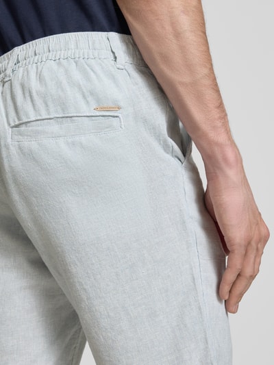 Männermodel trägt Shorts mit Tunnelzug Modell 'STACE MYKONOS' von Jack & Jones, Material-Mix, Regular-Fit, Nahaufnahme Rückansicht.