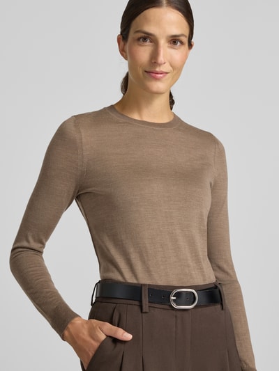 Frauenmodel trägt Regular Fit Pullover aus reiner Schurwolle Modell 'Ferpina' von BOSS in Beige, glatte Textur, Nahaufnahme Oberkörper, Damen Pullover von BOSS
