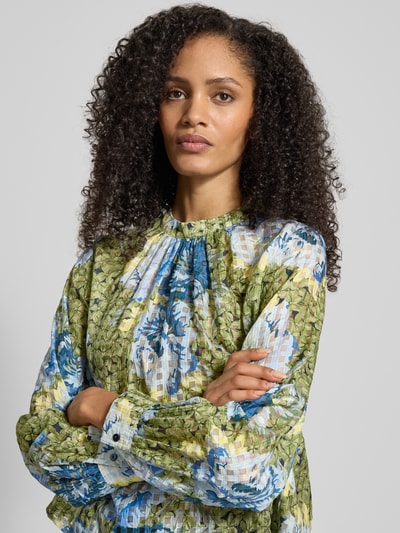 Frauenmodel trägt Regular Fit Bluse mit Seiden-Anteil von Rich & Royal, floraler Allover-Print, Falten-Optik, Nahaufnahme Oberkörper.