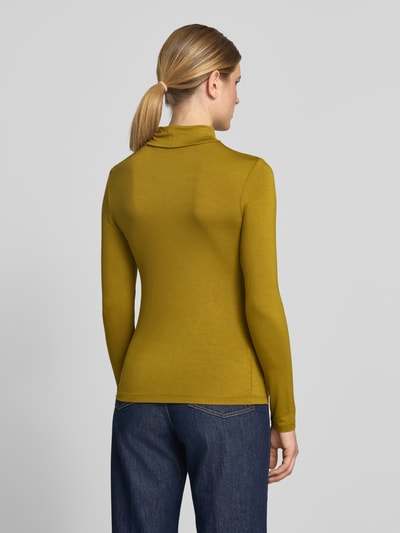 Vrouwenmodel draagt shirt met lange mouwen met col van Christian Berg Woman in okergeel, recht model, Viscosemix, ruglengte maat S 60 cm, geheellichaamsaanzicht rugaanzicht.