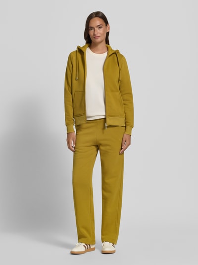 Modelka nosi Straight Fit Sweatpants mit elastischem Bund von Christian Berg Woman, mieszanka bawełny, tunel, widok całej sylwetki z przodu.