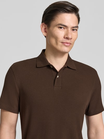 Männermodel trägt Regular Fit Poloshirt aus Baumwoll-Mix Modell 'BLAZE' von SELECTED HOMME, Optik: Unifarben, Nahaufnahme Oberkörper.