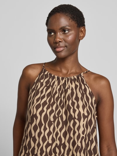 Vrouwenmodel draagt Relaxed fit top uit zuiver viscose Model 'Foyage' van OPUS met spaghettibandjes, abstract bruin-beige patroon, dames top, ruglengte bij maat 36: 53 cm, Nahaufnahme bovenlichaam.