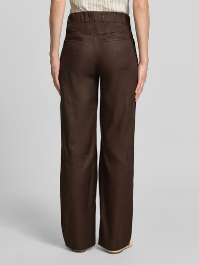 Männermodel trägt Flared Stoffhose aus Leinen-Mix von Raphaela By Brax, melange Optik, krój flared, elastyczny pas, tylna kieszeń, widok całej sylwetki z tyłu.