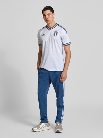 Männermodel trägt Regular Fit Sweatpants mit katoen, unifarben blauw, kontraststrepen, label stitching, elastische band, adidas Originals, Ganzkörperansicht von vorne