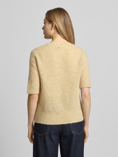 Frauenmodel trägt Cardigan aus Woll-Mix mit 1/2-Arm Modell 'Thora' von MOS MOSH in Beige, strukturierte Oberfläche, Regular-Fit, Rückenansicht, Kontext: Damen Cardigan von MOS MOSH, Woll-Mix mit Alpaka-Anteil, Regular-Fit, Modell 'Thora', Rundhalsausschnitt, 1/2-Arm, Rückenlänge bei Größe S: 59 cm, Ärmellänge bei Größe S: 30 cm.