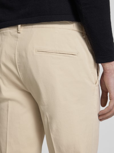 Männermodel trägt Hose mit Bügelfalten und Gesäßtaschen von Profuomo, Beige, Baumwoll-Elasthan-Mix, Relaxed Fit, Nahaufnahme Rückansicht.