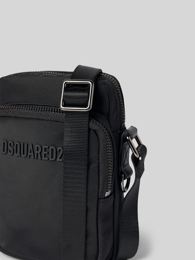 Produktfoto, Crossbody Bag mit Label-Detail von Dsquared2 im schwarzen Material-Mix mit Hauptfach, Nebenfach, verstellbarem Schulterriemen, sichtbarem Label, Größe 15 cm Breite, 19 cm Länge, 7 cm Tiefe