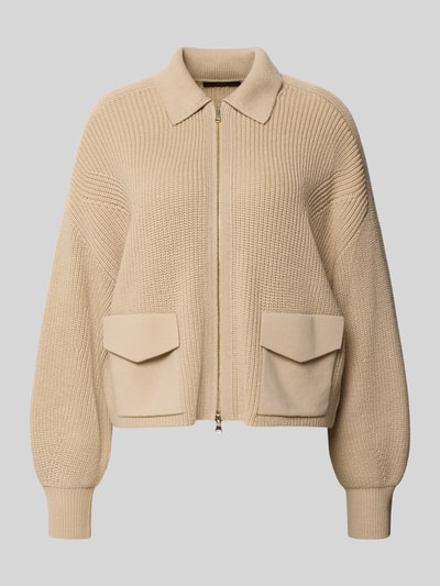 Produktfoto, Strickjacke aus Schurwolle mit Pattentaschen von windsor, beżowy kardigan rozpinany z czystej żywej wełny, krój relaxed fit, wykładany kołnierz, zamek błyskawiczny dwustronny, kieszenie z patką, długość tyłu 59 cm w rozmiarze 36, długość rękawów 60 cm w rozmiarze 36, tekstura grubo tkana