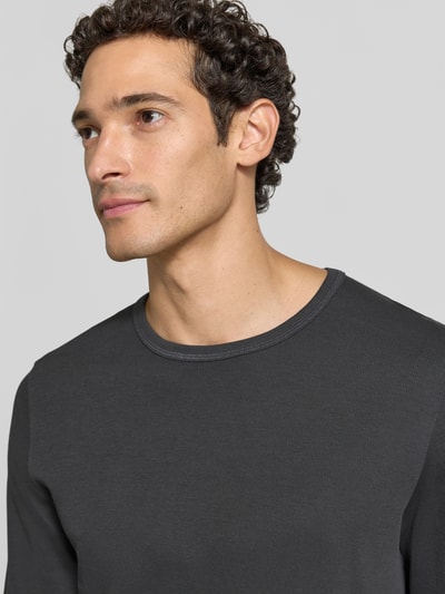 Männermodel trägt Regular Fit Longsleeve aus reiner Baumwolle Modell 'Basic' von Lindbergh, Rundhalsausschnitt, Nahaufnahme Oberkörper.
