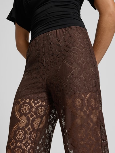 Vrouwenmodel draagt Stoffen broek van Kant Model 'ALMI' van YAS, Materiaalmix met katoen, regular fit, elastische band, detailopname