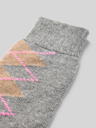 Produktfoto, Socken mit Kaschmir-Anteil im Karo-Design von UNIO HAMBURG, bawełniana mieszanka z dodatkiem kaszmiru, ściągacz prążkowany, wzór w kratę, odcienie szarości, beżu i różu, wyrazista tekstura dzianiny