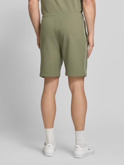 Männermodel trägt Regular Fit Sweatshorts aus reiner Baumwolle von Lacoste, Optik: Unifarben, Sweat, Ganzkörperansicht Rückansicht.