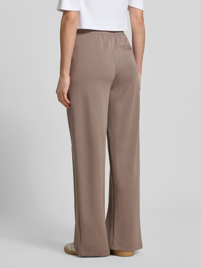 Frauenmodel trägt Regular Fit Pyjama-Hose mit Modal-Anteil von Marc O'Polo, Optik: Unifarben, Sweat, seitliche Eingrifftaschen, Ganzkörperansicht Rückansicht.