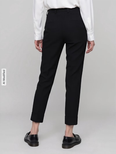 Frauenmodel trägt schwarze Regular Fit Schmale Hose mit Viskose-Baumwoll-Anteil Modell 'KRYSTAL' von CAMBIO, Damen Schmale Hose, Ganzkörperansicht Rückansicht, KI-modifiziertes Bild.