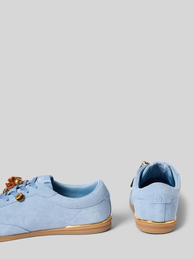 Produktfoto, Sneaker aus Leder mit Zierperlen Modell 'NOLAN LACE UP' von MICHAEL Michael Kors in Hellblau mit goldfarbener Sohle, abgerundete Form, strukturierte Oberfläche, sichtbare Schnürung, Label-Details sowie Absatz- und Schafthöhe laut Produktbeschreibung.